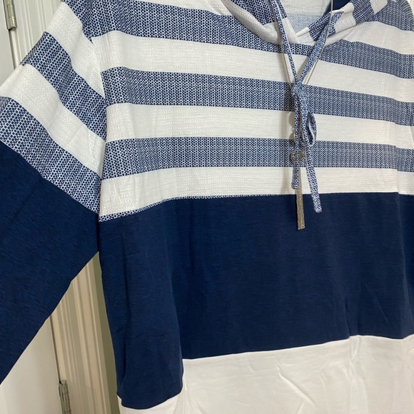 NWOT Blue and white pull over hoodie - Picture 3 of 5